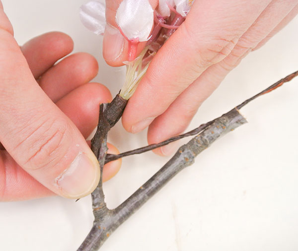 桜の造花を手作業で付ける
